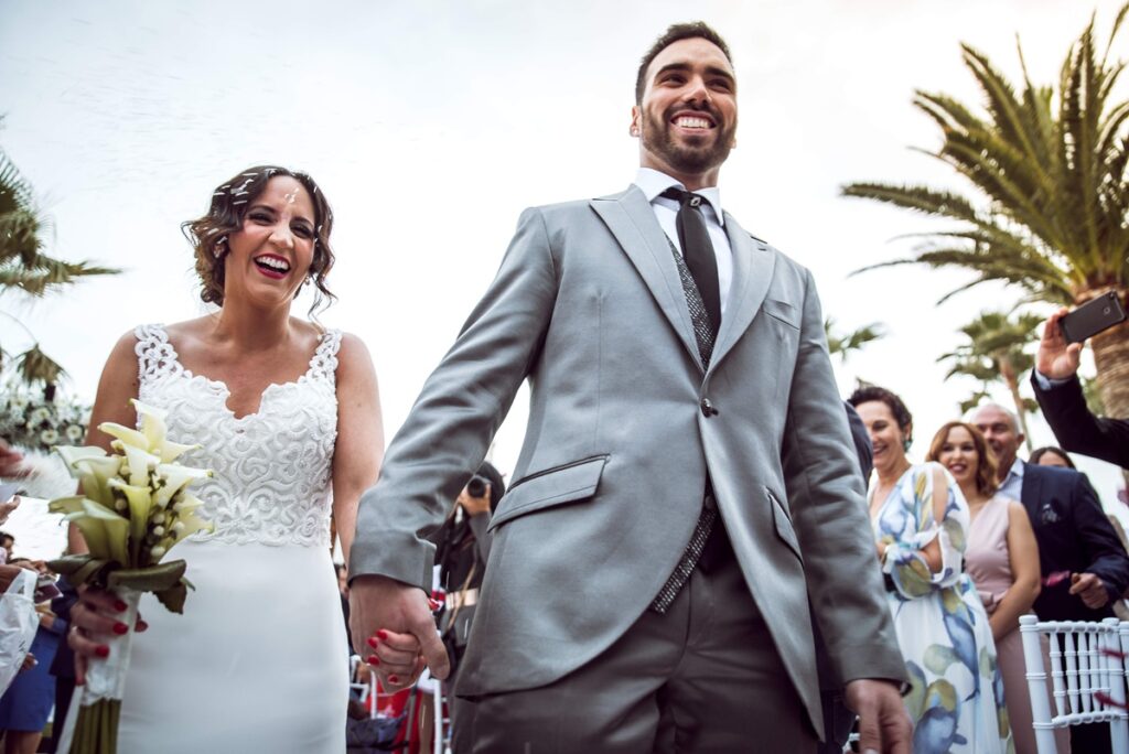 boda en la playa sencilla elegante  novios saliendo de la ceremonia civil