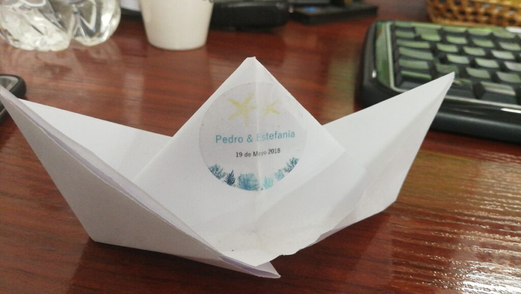 barco de papel para arroz boda marinera en la playa