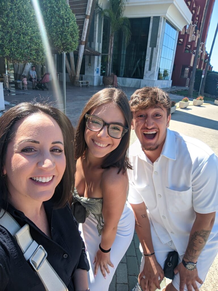 Wedding planner acompañando a pareja a buscar el venue