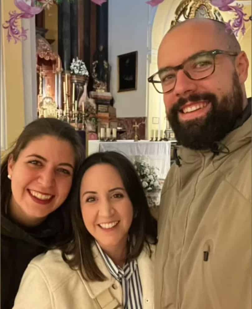 wedding planner visitando la iglesia con los novios